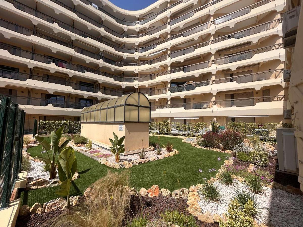 Studio Cabine A 200M De Port Frejus, Plage, Commerces, Terrasse, 4 Couchages, Menage Inclus - Fr-1-226A-31 Экстерьер фото